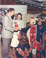 Le gouverneur général Edward Schreyer est accueilli par un aîné kwakiutl, à la baie Alert (Colombie-Britannique). Date : 10 juillet 1980. Photographe : Ministère de la Défense nationale. Référence : ETC80-2017.